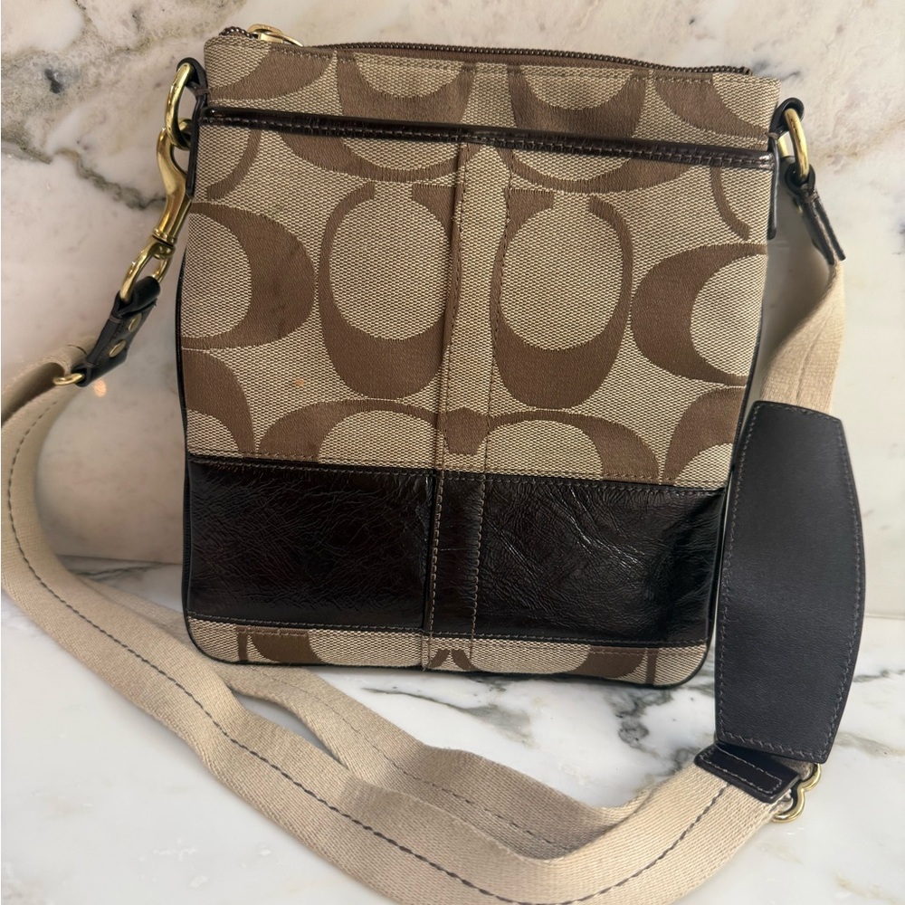 Coach Signature Large ‘C’ Logo Brown and Tan Crossbody Swingpack - Picture 3 of 9